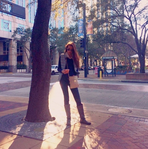 Hi! I'm Elizabeth. - Picture 2 of 8